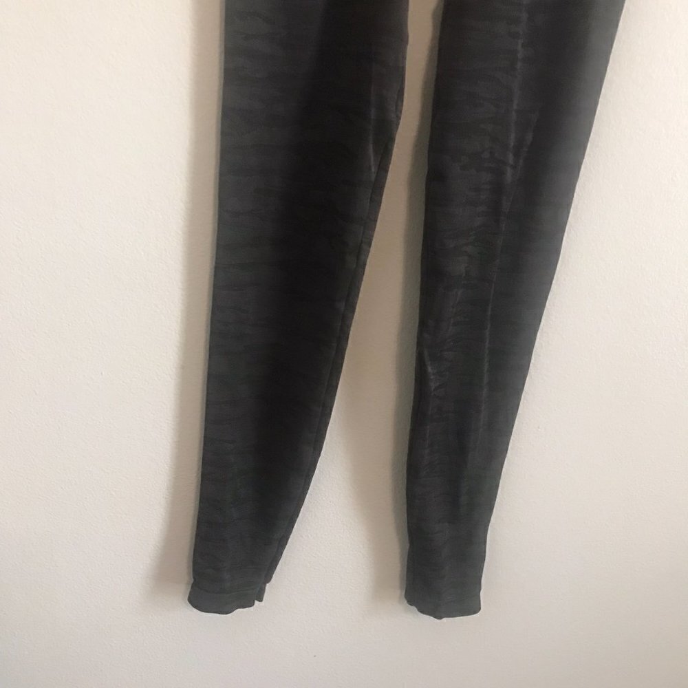 Love Your ASSETS Spanx Black Camo Leggings Size Medium - Picture 3 of 5